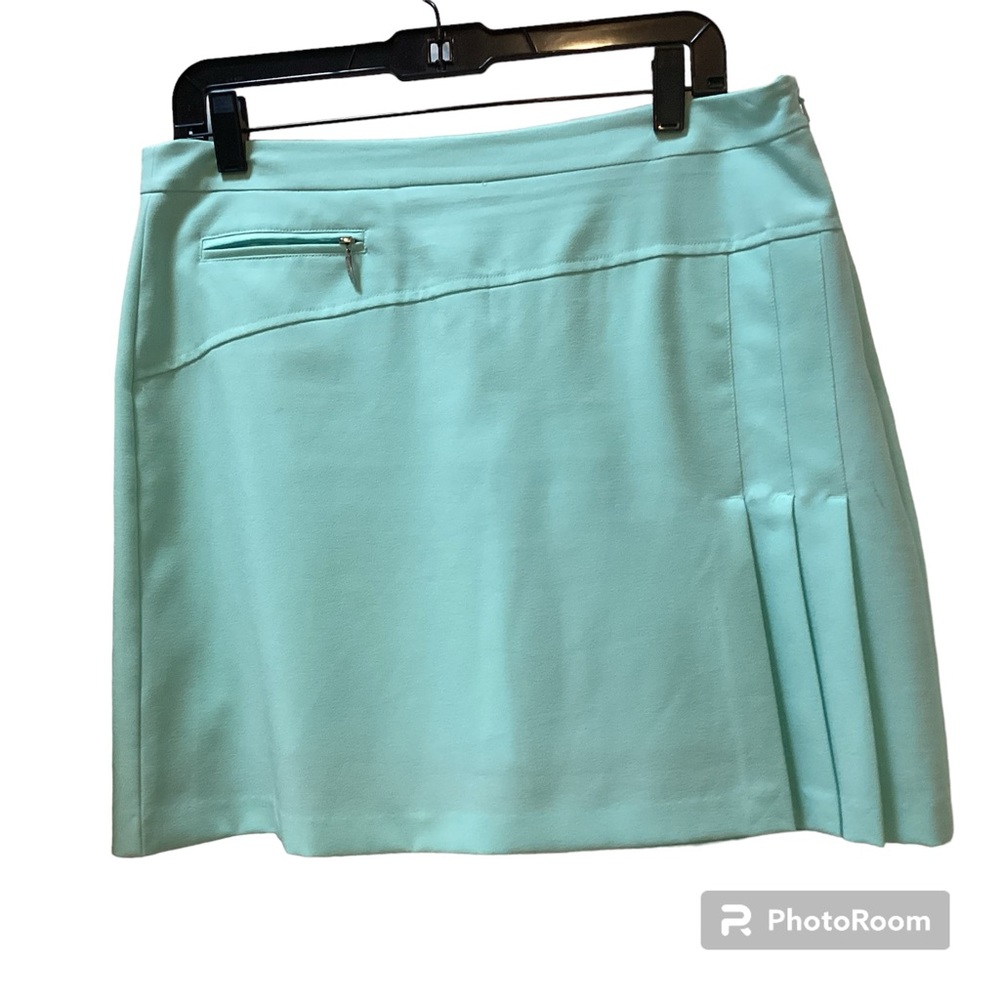 Izod XFG Golf Skort Pleats on Front with details on pockets. Size 8